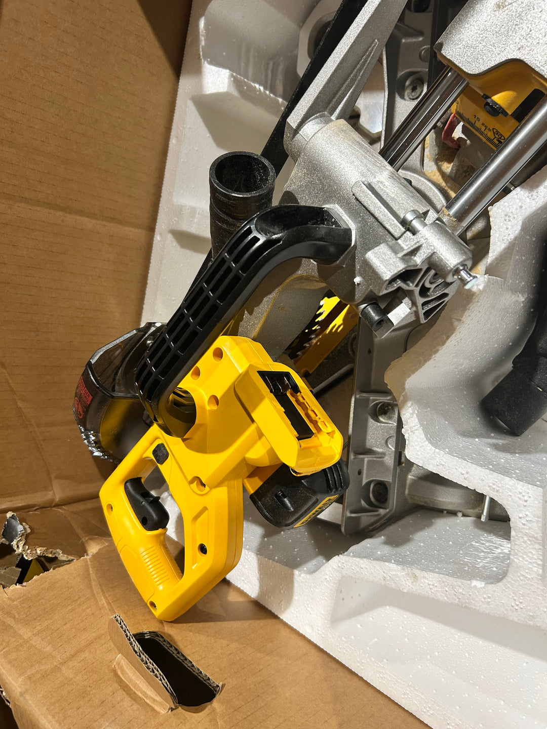 DEWALT 7-1/4-in 20-volt max Single Bevel Sliding Compound Cordless Miter Saw (used)