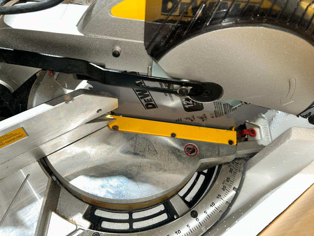 DEWALT 12-in 15-Amp Single Bevel Compound Corded Miter Saw (USED)