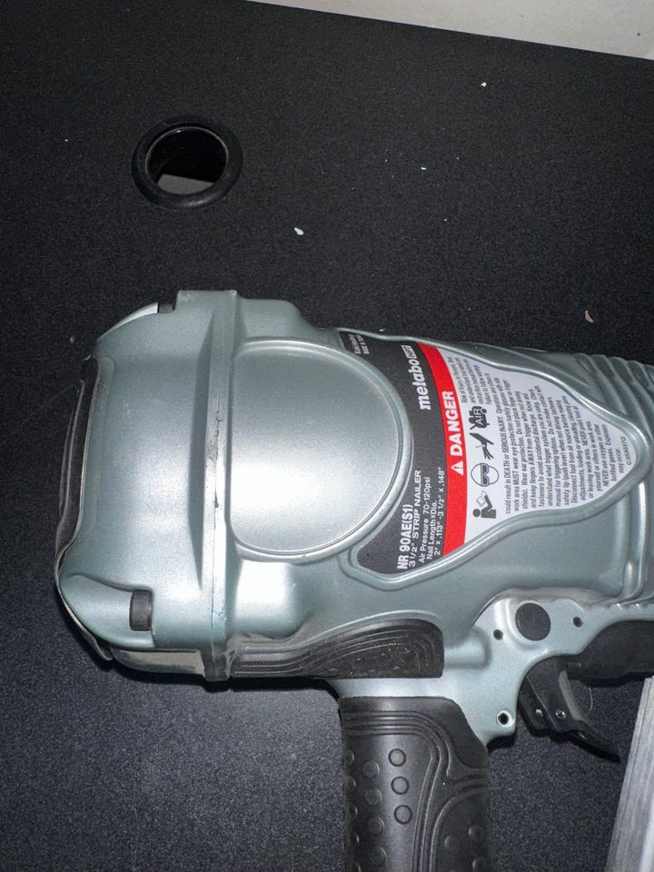 Clavadora neumática de cabeza redonda Metabo HPT de 3-1/2 pulgadas y 21 grados (usada) (herramienta sin accesorios)