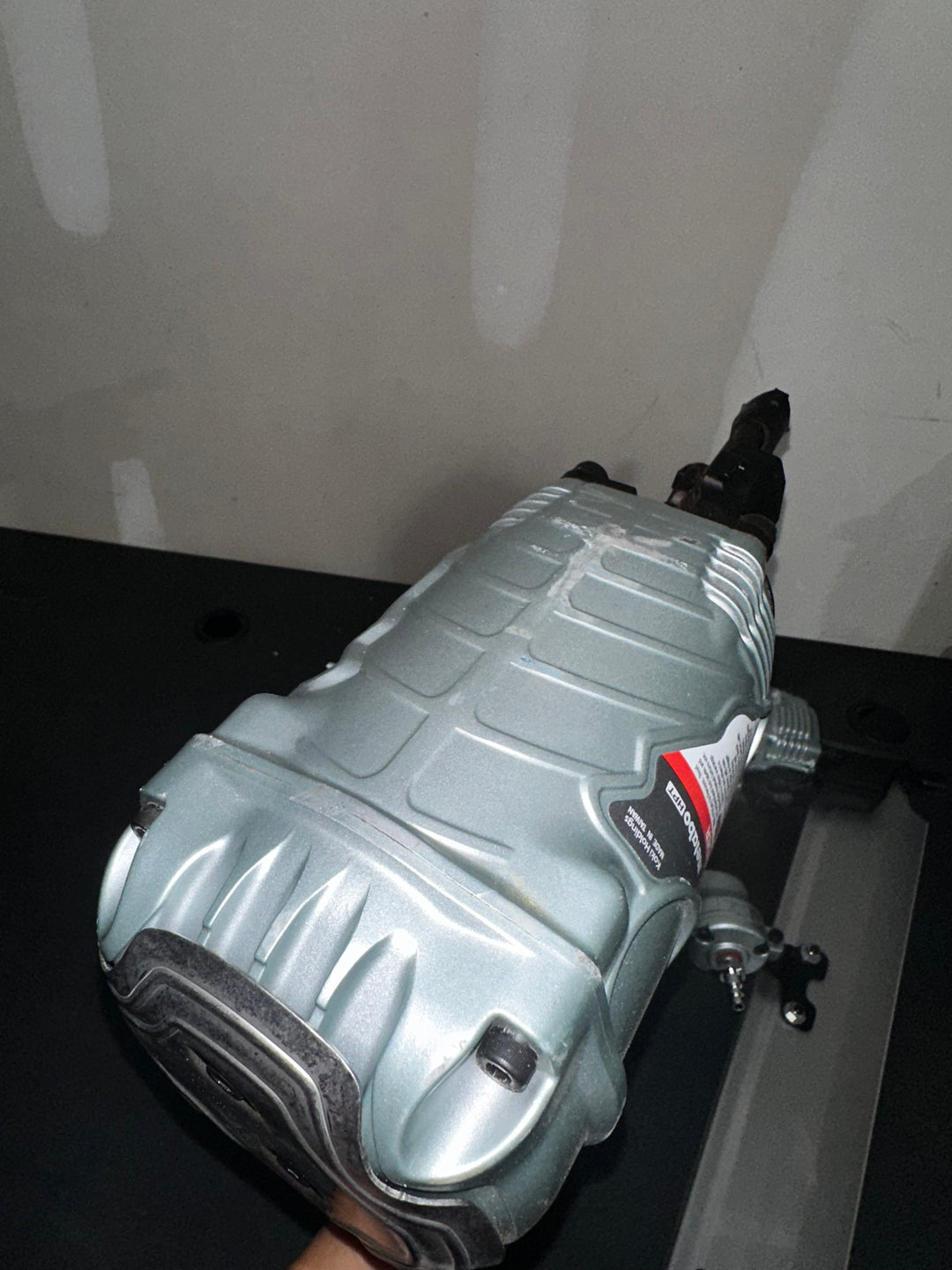 Clavadora neumática de cabeza redonda Metabo HPT de 3-1/2 pulgadas y 21 grados (usada) (herramienta sin accesorios)