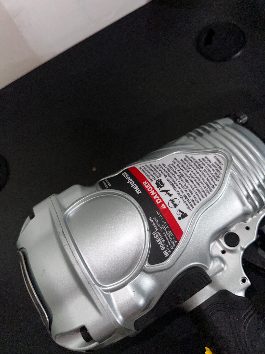 Clavadora neumática de cabeza redonda Metabo HPT de 3-1/2 pulgadas y 21 grados (usada) (herramienta sin accesorios)