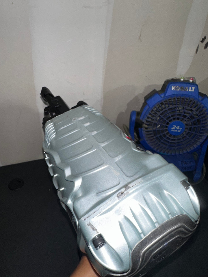 Clavadora neumática de cabeza redonda Metabo HPT de 3-1/2 pulgadas y 21 grados (usada) (herramienta sin accesorios)