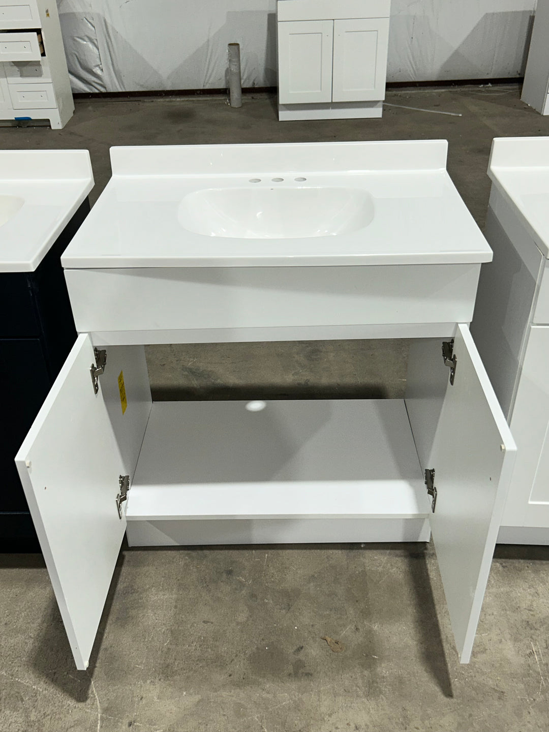 Proyecto Fuente Dover - Tocador de baño de 30 pulgadas con lavabo individual en blanco puro y cubierta de mármol cultivado blanco (caja abierta) 