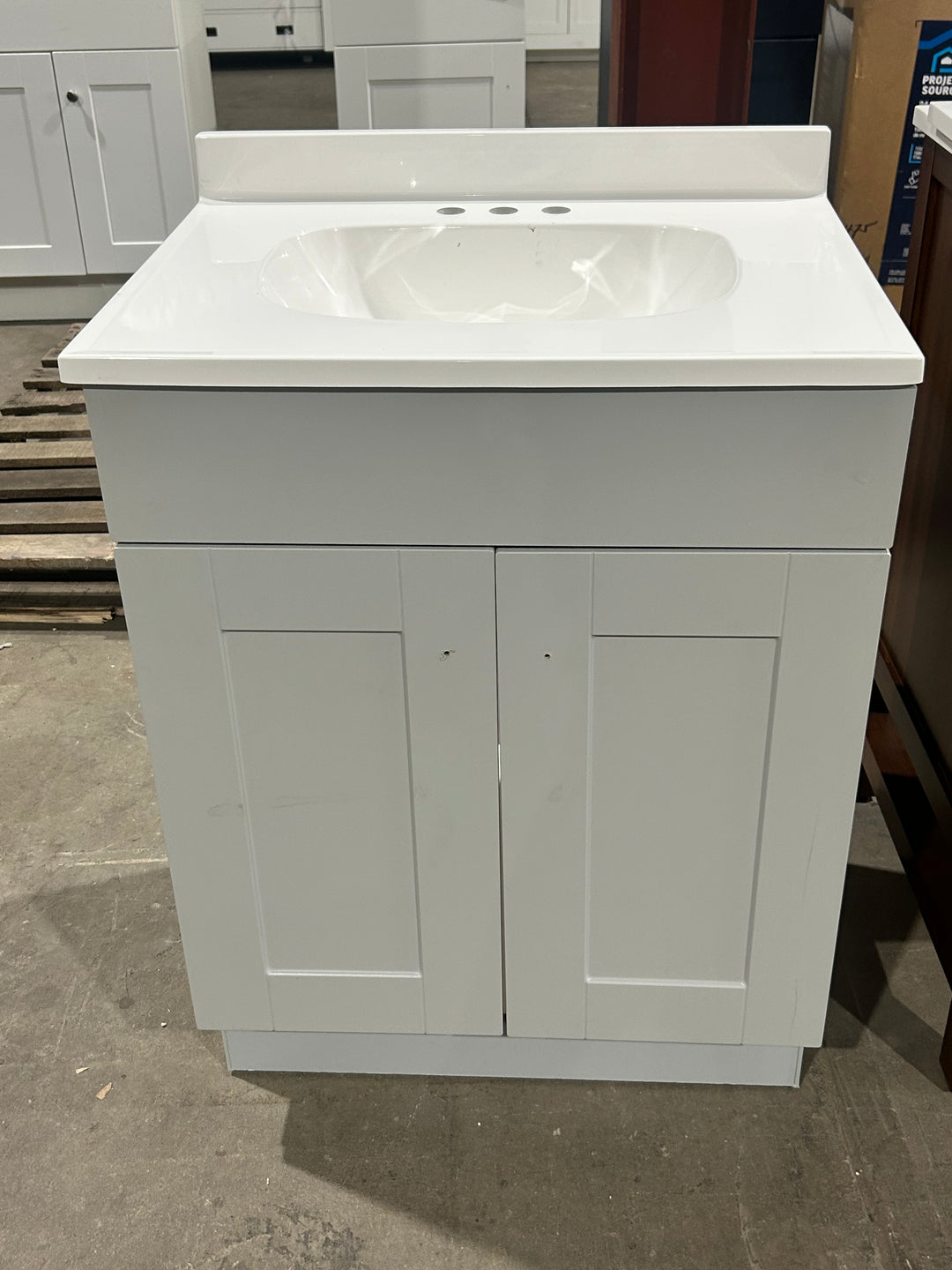 Proyecto Fuente Dover - Tocador de baño de 24 pulgadas con lavabo individual en gris claro y cubierta de mármol cultivado blanco