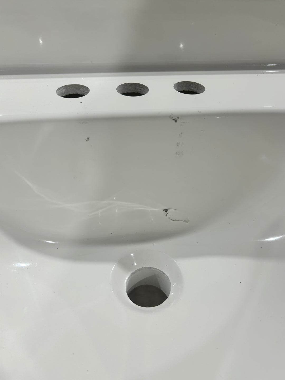 Proyecto Fuente Dover - Tocador de baño de 24 pulgadas con lavabo individual en gris claro y cubierta de mármol cultivado blanco