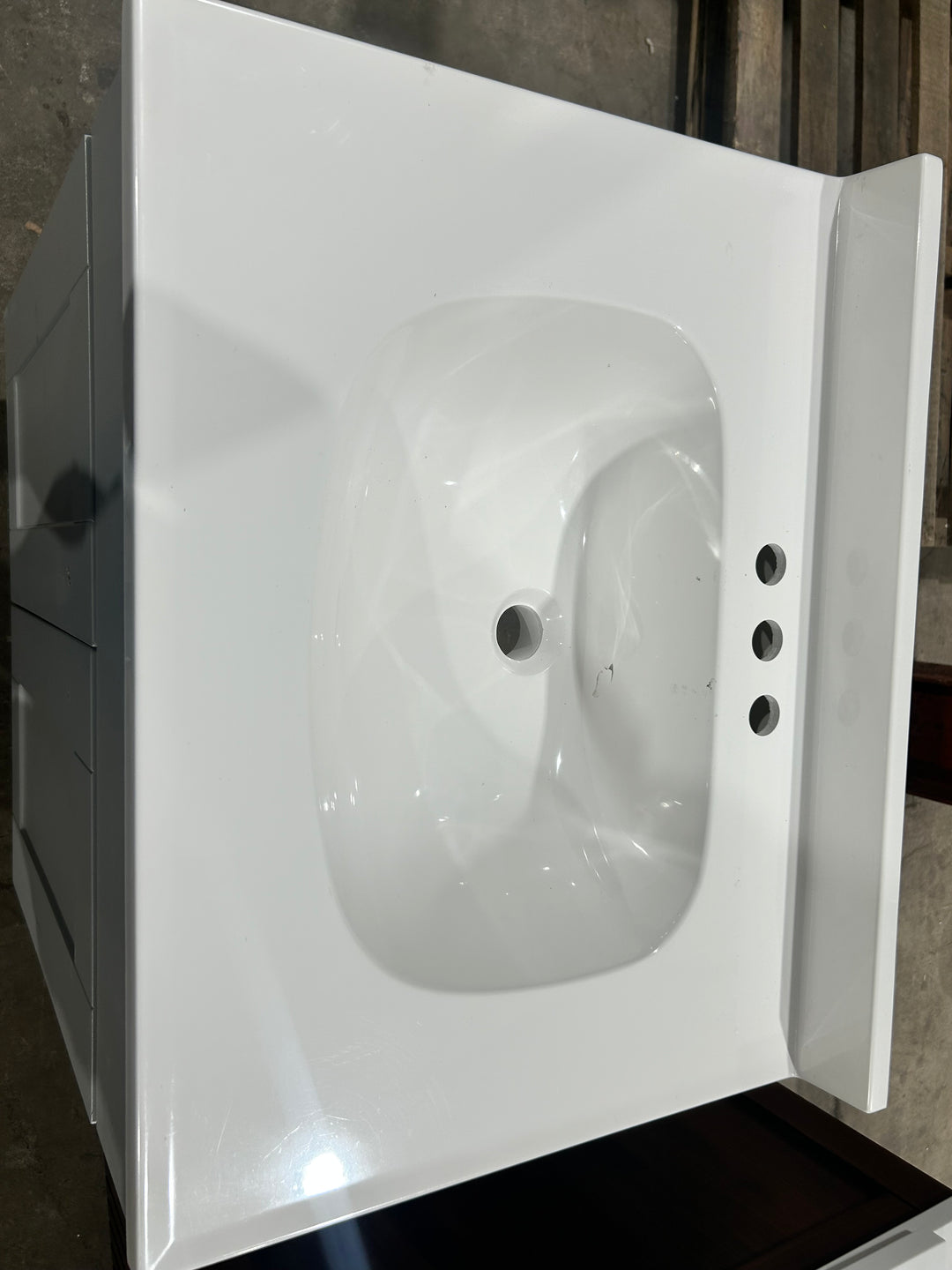 Proyecto Fuente Dover - Tocador de baño de 24 pulgadas con lavabo individual en gris claro y cubierta de mármol cultivado blanco