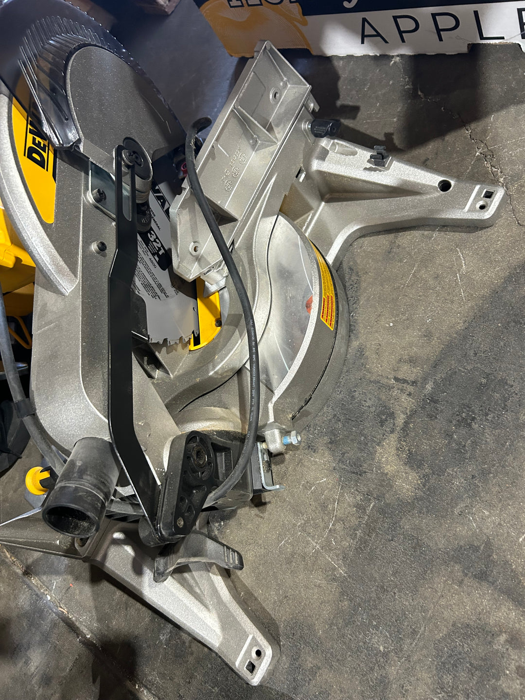 DEWALT 12-in 15-Amp Single Bevel Compound Corded Miter Saw (USED)