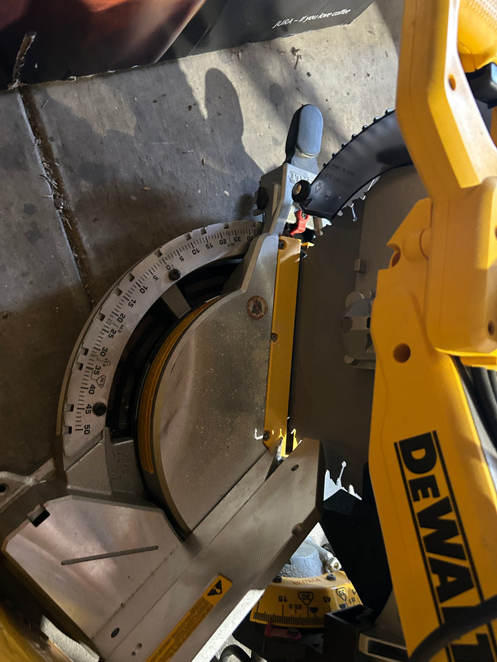 DEWALT 12-in 15-Amp Dual Bevel Compound Corded Miter Saw (USED)