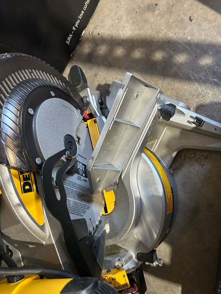 DEWALT 12-in 15-Amp Dual Bevel Compound Corded Miter Saw (USED)