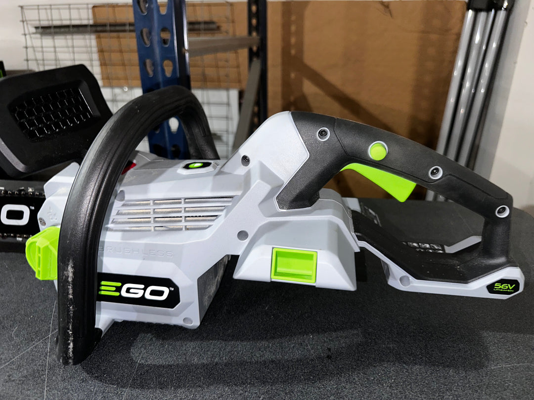 Motosierra EGO POWER+ de 56 voltios y 18 pulgadas con batería de 5 Ah (batería y cargador incluidos)