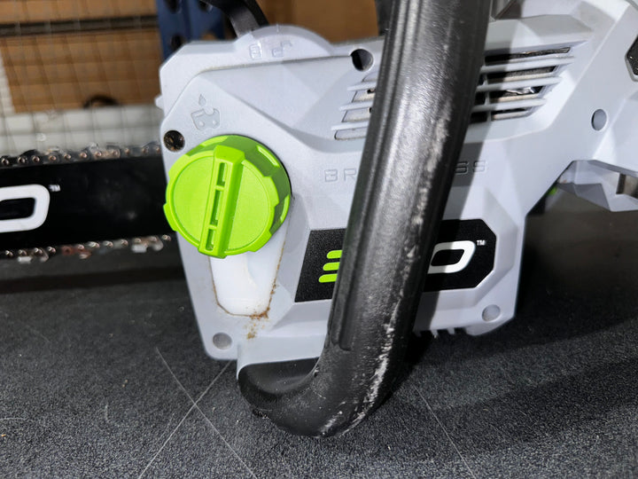Motosierra EGO POWER+ de 56 voltios y 18 pulgadas con batería de 5 Ah (batería y cargador incluidos)
