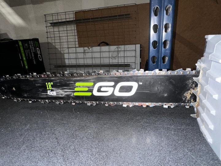 Motosierra EGO POWER+ de 56 voltios y 18 pulgadas con batería de 5 Ah (batería y cargador incluidos)