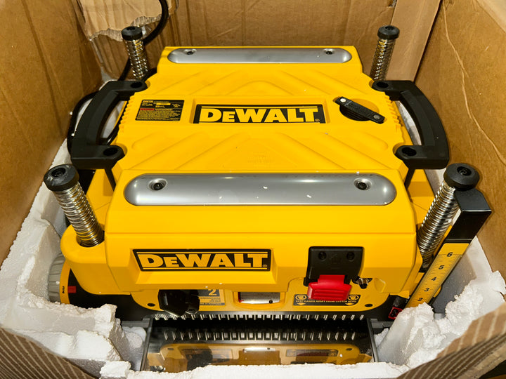 Cepilladora de banco DEWALT de 13 pulgadas de ancho y 15 amperios (caja abierta) 