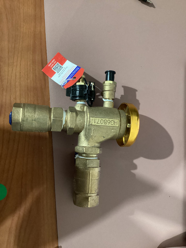 Interruptor de vacío de bronce Febco de 3/4 pulg. FPT pulg. x 3/4 pulg. FPT pulg. (USADO) 