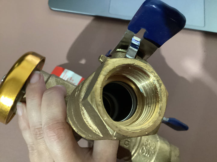 Interruptor de vacío de bronce Febco de 3/4 pulg. FPT pulg. x 3/4 pulg. FPT pulg. (USADO) 