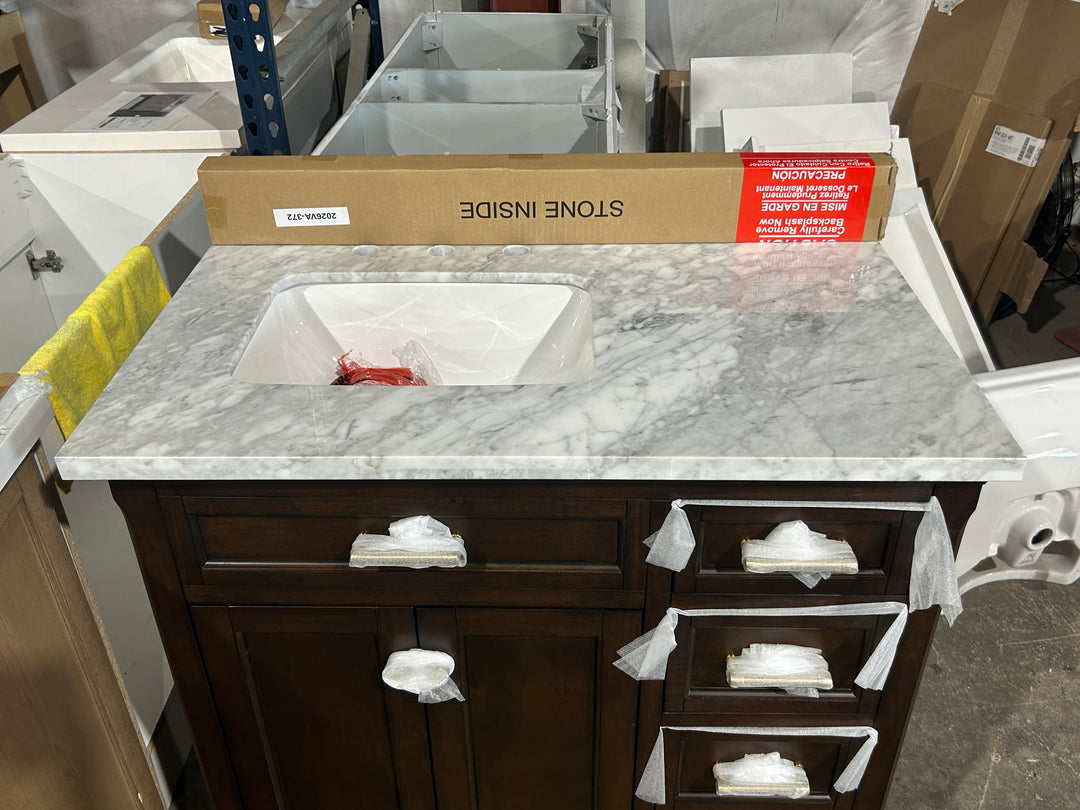 Mueble de baño Allen + Roth Roveland de 36 pulgadas con lavabo bajo encimera de nogal profundo y cubierta de mármol natural de Carrara (dañado)