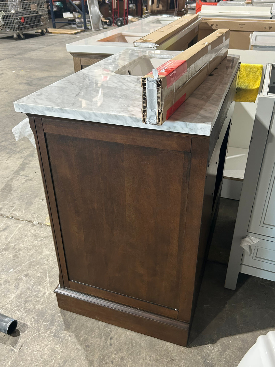 Mueble de baño Allen + Roth Roveland de 36 pulgadas con lavabo bajo encimera de nogal profundo y cubierta de mármol natural de Carrara (dañado)