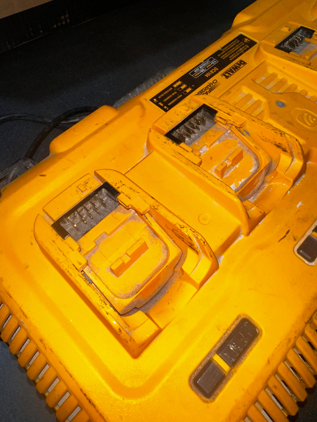 DEWALT 12V/20V/60V MAX 4-Port Lithium-Ion Battery Charger (Used)(Bare Tool)