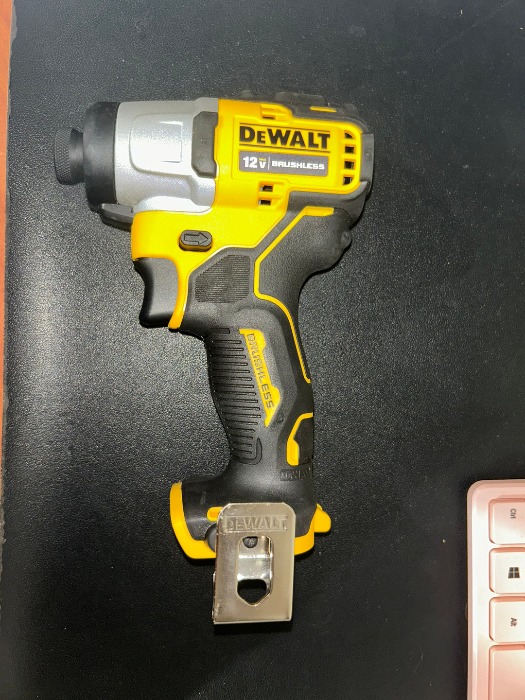 Atornillador de impacto inalámbrico sin escobillas DEWALT XTREME de 12 voltios máx. y 1/4 pulg. (herramienta básica)