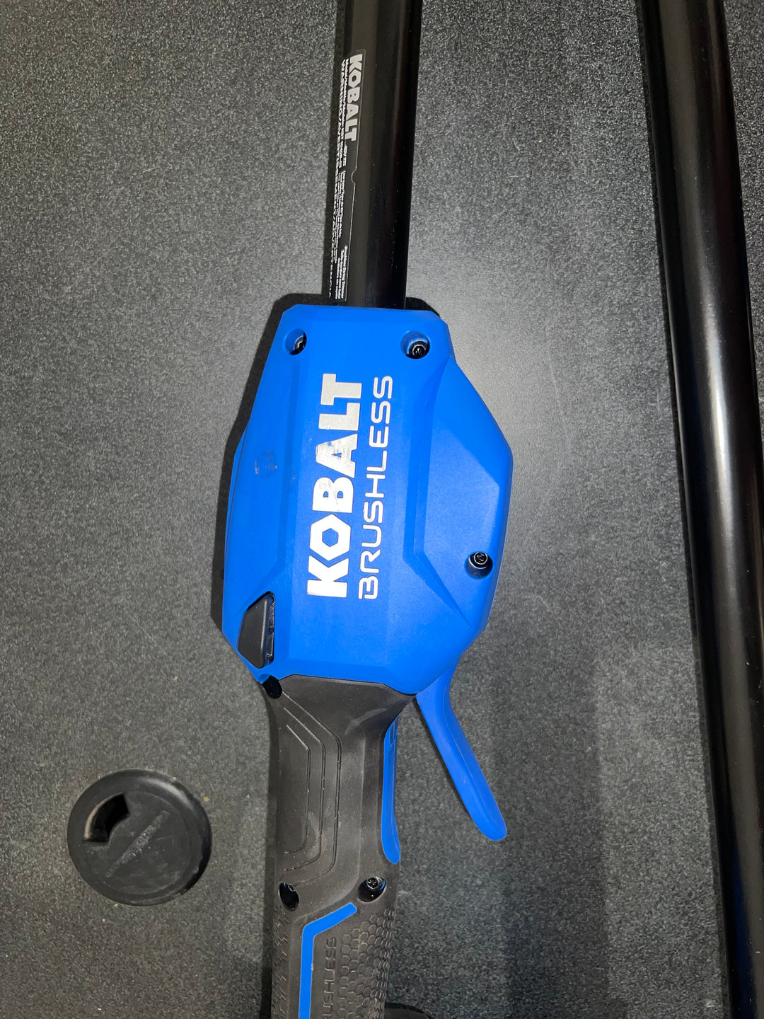 Kobalt 40-volt Max 15-in Straight Shaft Battery String Trimmer 4.0 Ah (Battery and Charger Included)(used)