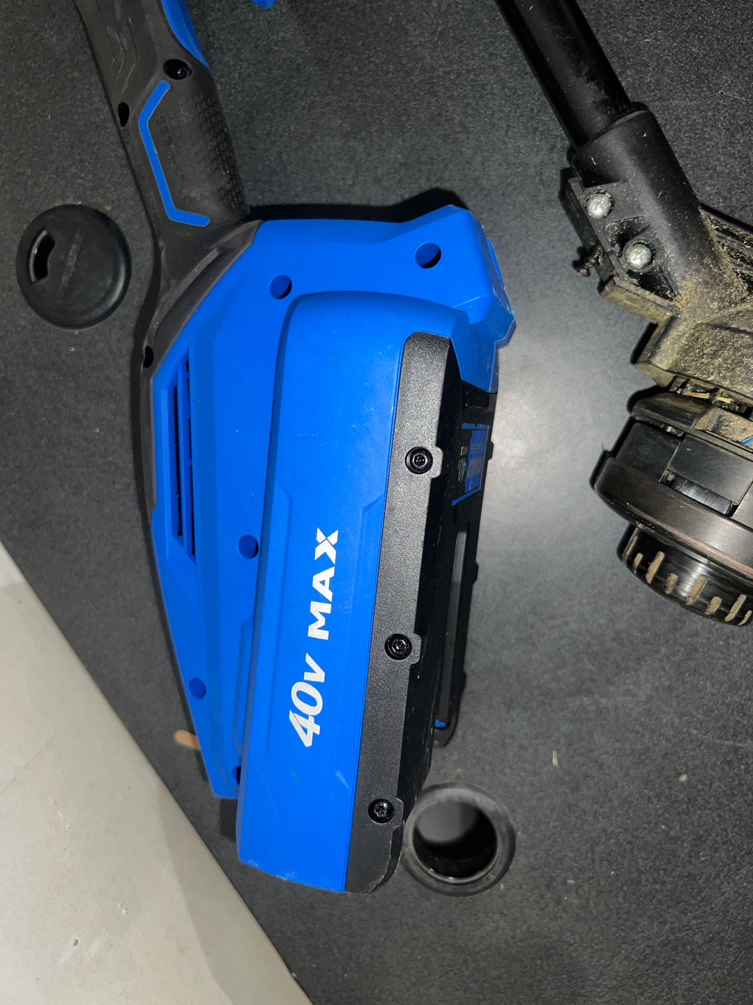 Kobalt 40-volt Max 15-in Straight Shaft Battery String Trimmer 4.0 Ah (Battery and Charger Included)(used)
