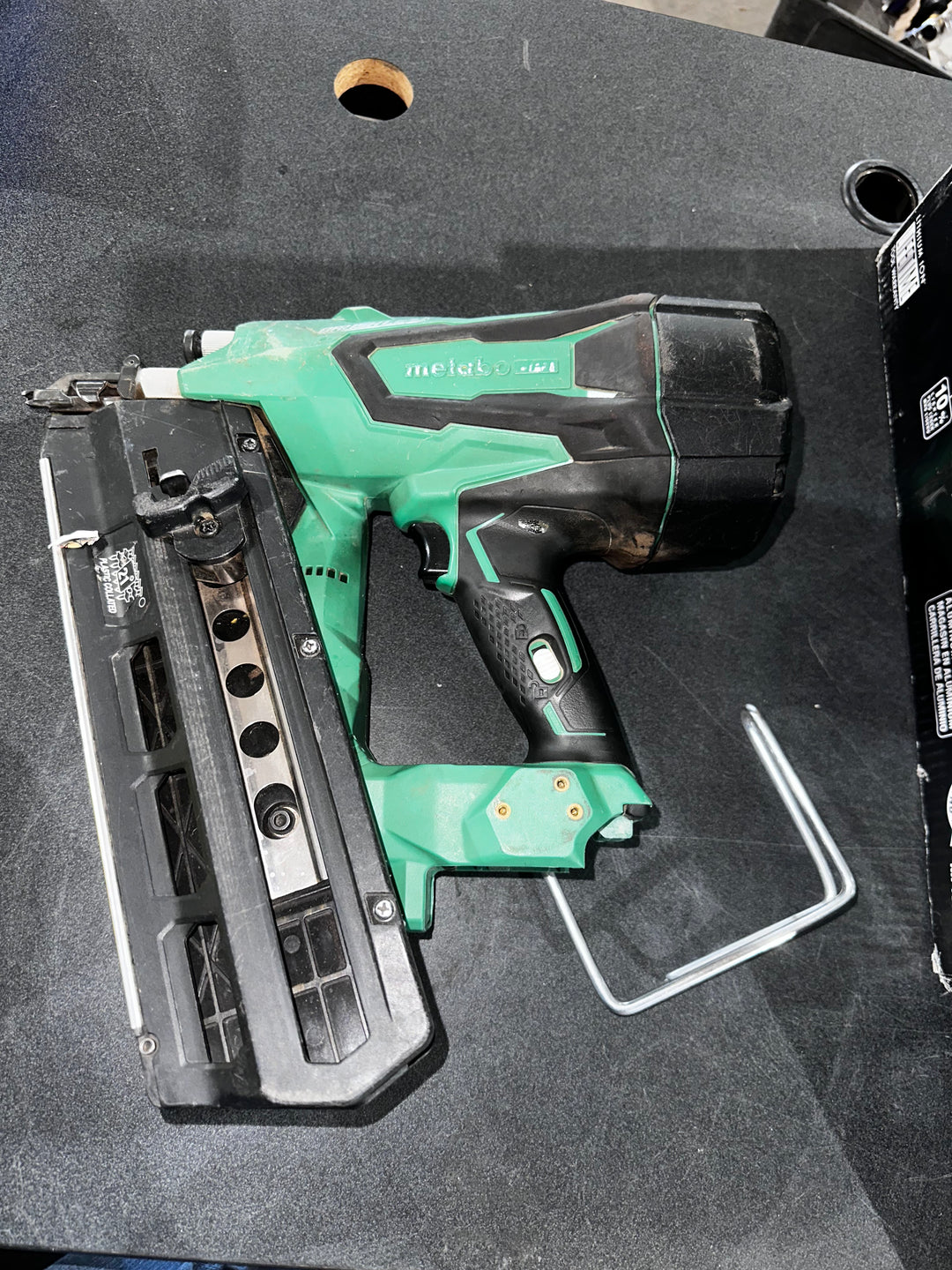 Metabo HPT Multi-Volt 3-1/2-in 21 -Degree Cordless Roundhead Framing Nailer (Battery Included and Charger Included)(used)