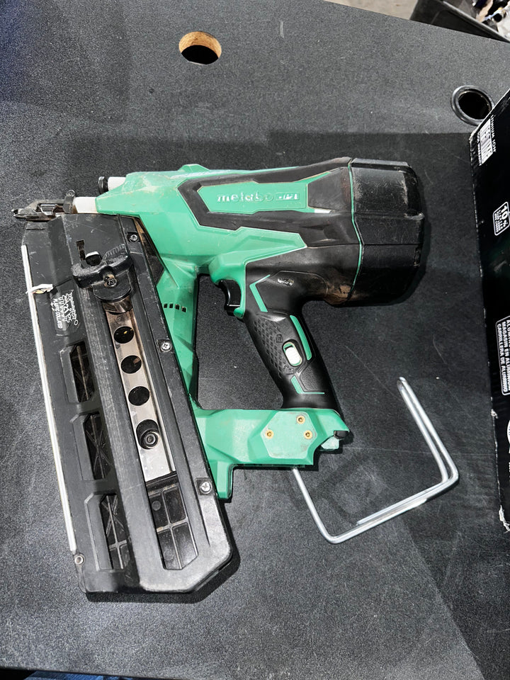 Metabo HPT Multi-Volt 3-1/2-in 21 -Degree Cordless Roundhead Framing Nailer (Battery Included and Charger Included)(used)