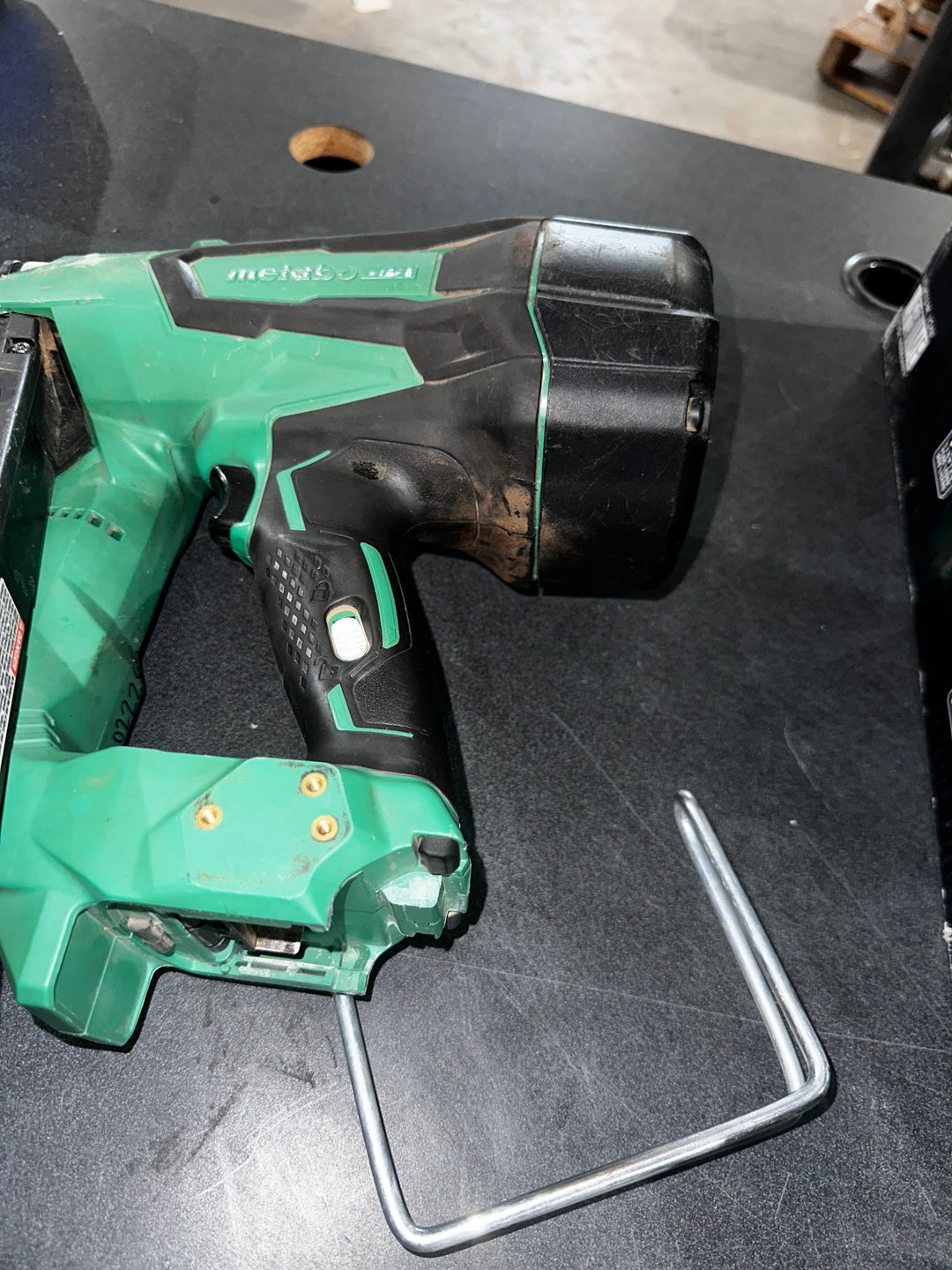 Metabo HPT Multi-Volt 3-1/2-in 21 -Degree Cordless Roundhead Framing Nailer (Battery Included and Charger Included)(used)