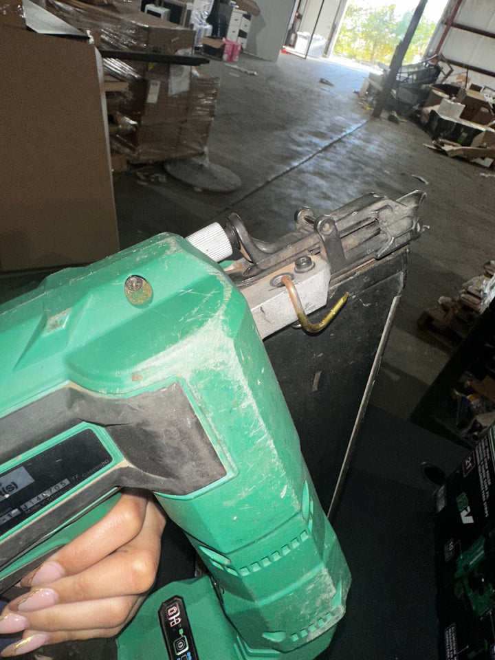 Metabo HPT Multi-Volt 3-1/2-in 21 -Degree Cordless Roundhead Framing Nailer (Battery Included and Charger Included)(used)