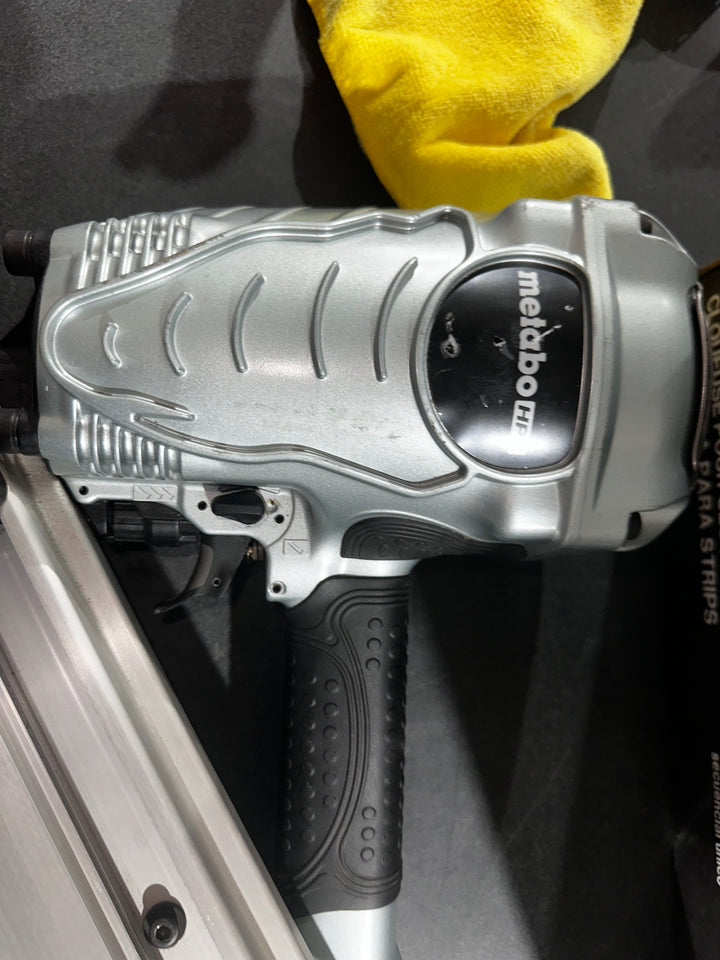 Clavadora neumática para armazones Metabo HPT de 3-1/2 pulgadas y 30 grados (usada)