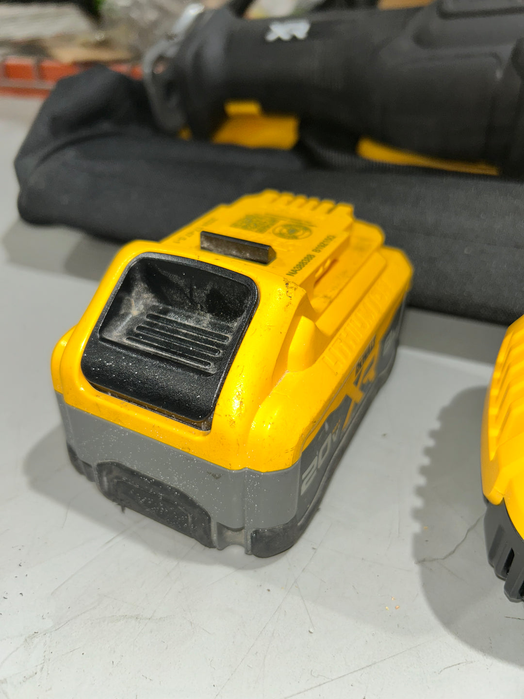 DEWALT XR 20-volt Max Variable Speed Brushless Cordless Reciprocating Saw ( Battery Included and Charger Included ) (used)