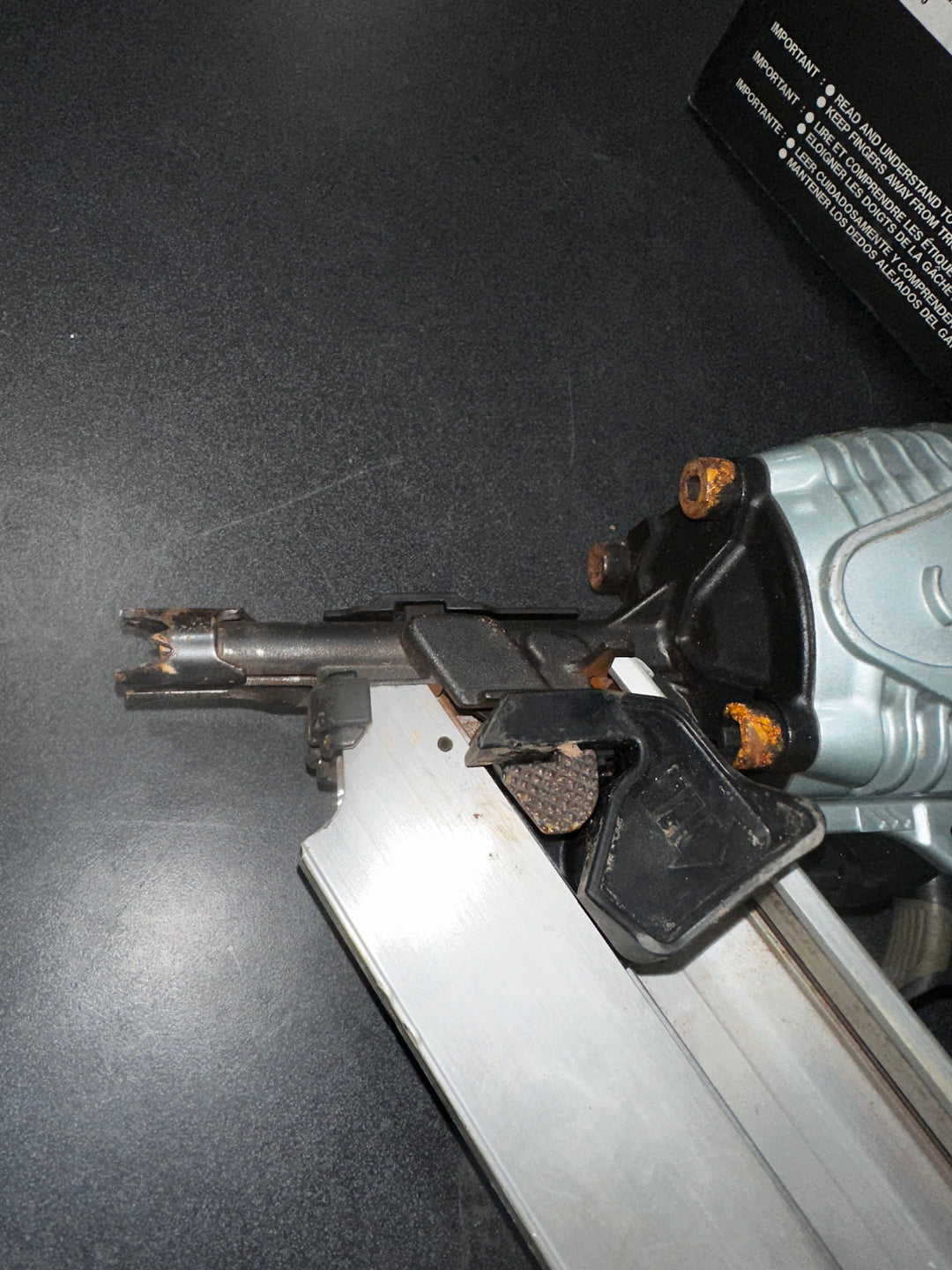 Clavadora neumática para armazones Metabo HPT de 3-1/2 pulgadas y 30 grados (usada)