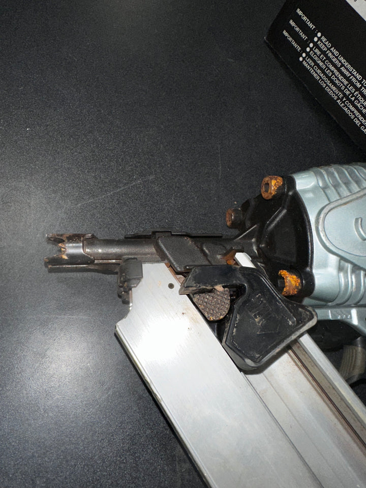 Clavadora neumática para armazones Metabo HPT de 3-1/2 pulgadas y 30 grados (usada)