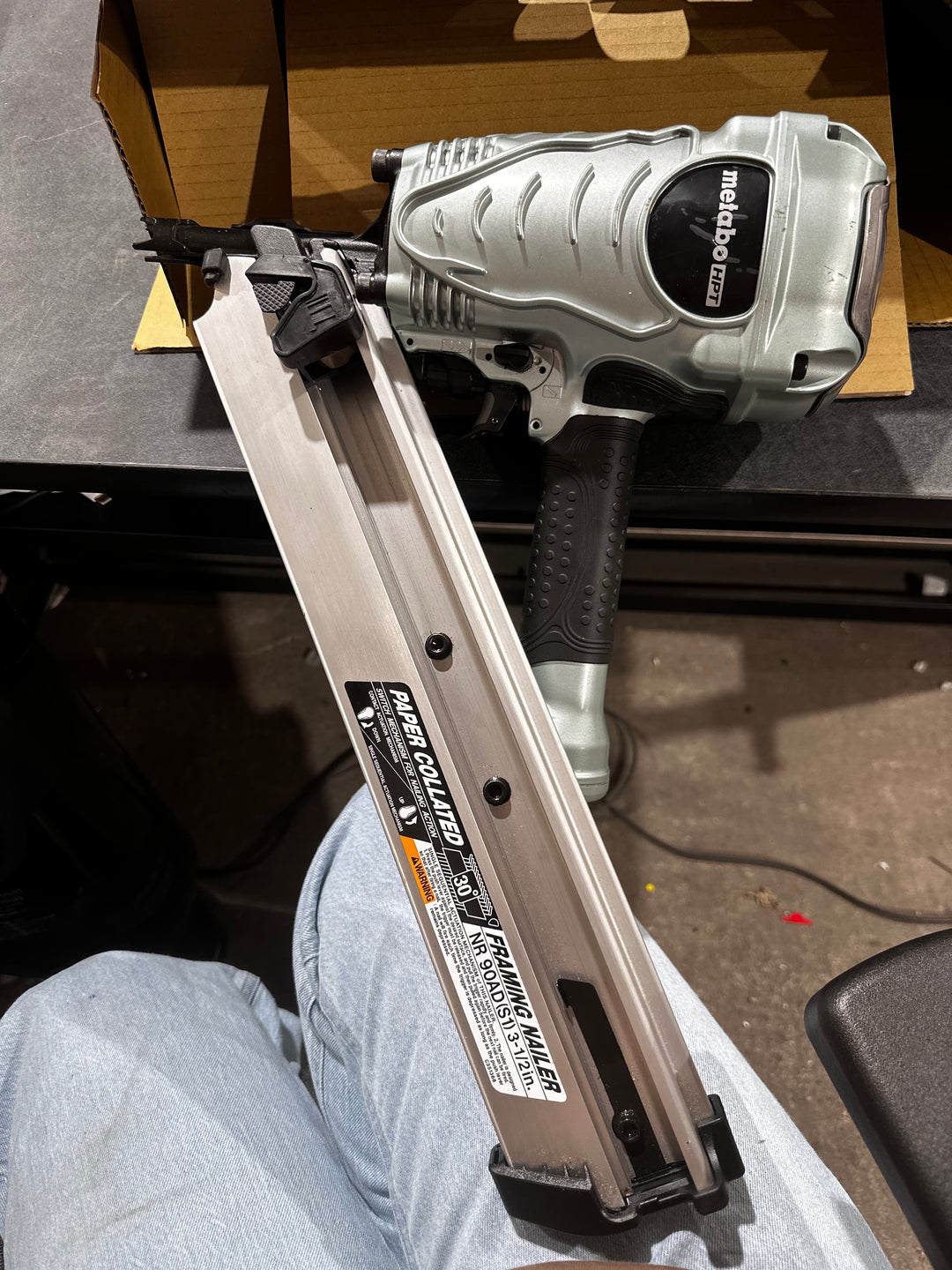 Clavadora neumática de cabeza redonda Metabo HPT de 3-1/2 pulgadas y 21 grados (usada)