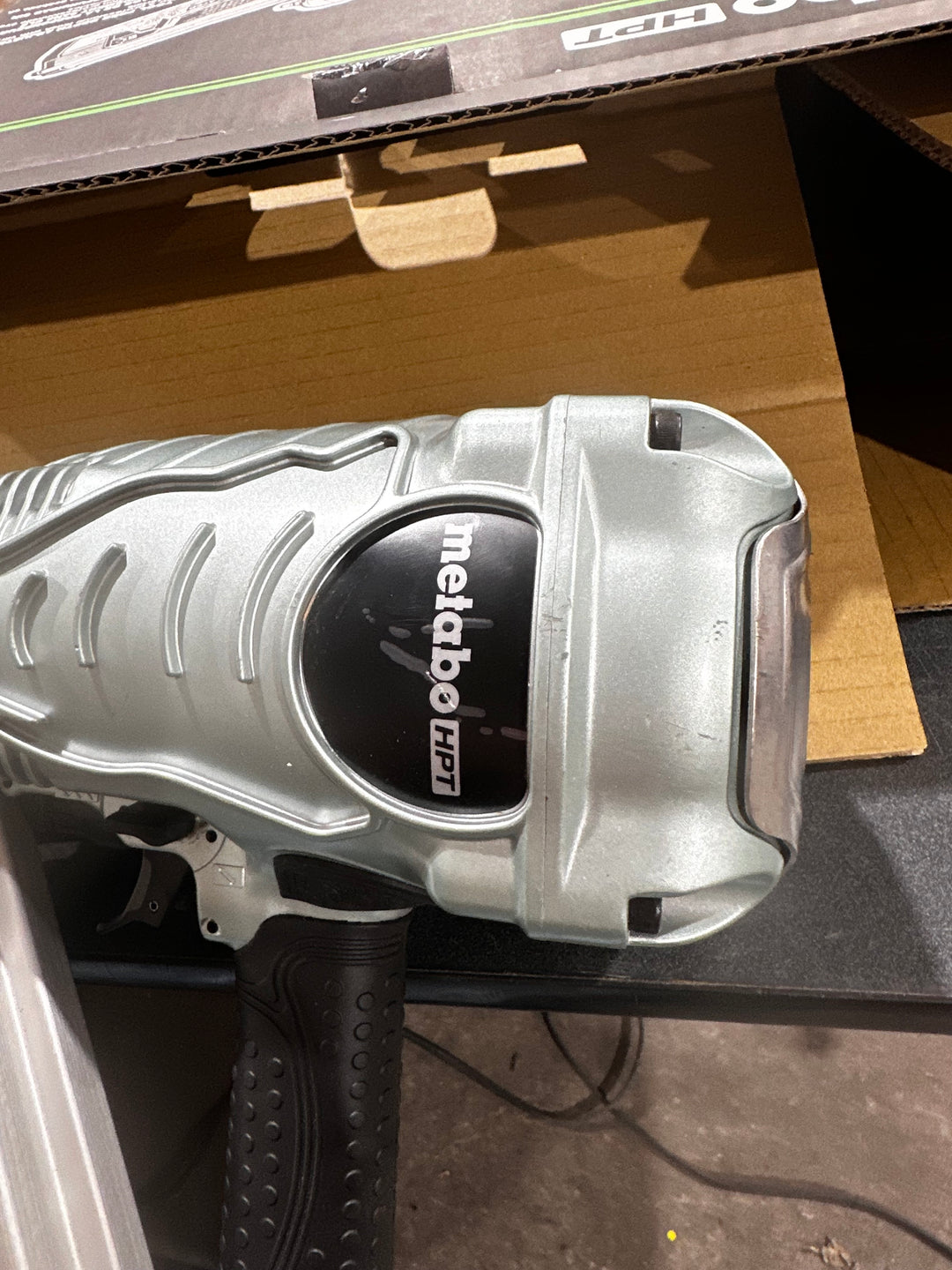 Clavadora neumática de cabeza redonda Metabo HPT de 3-1/2 pulgadas y 21 grados (usada)