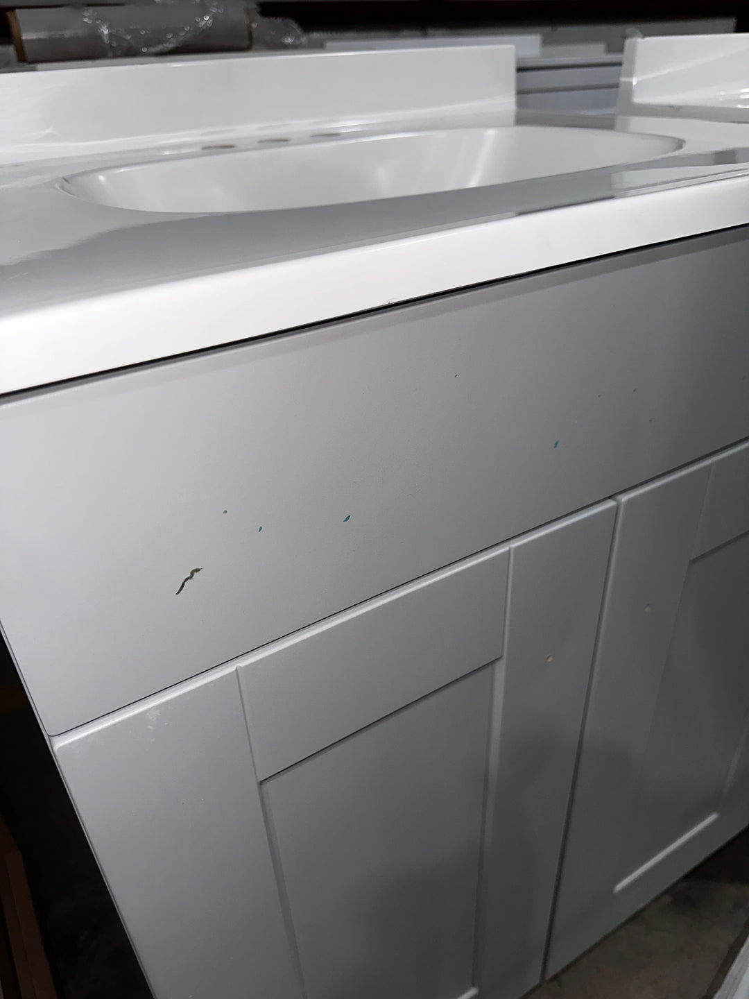 Proyecto Fuente Dover - Tocador de baño de 24 pulgadas con lavabo individual en gris claro y cubierta de mármol cultivado blanco