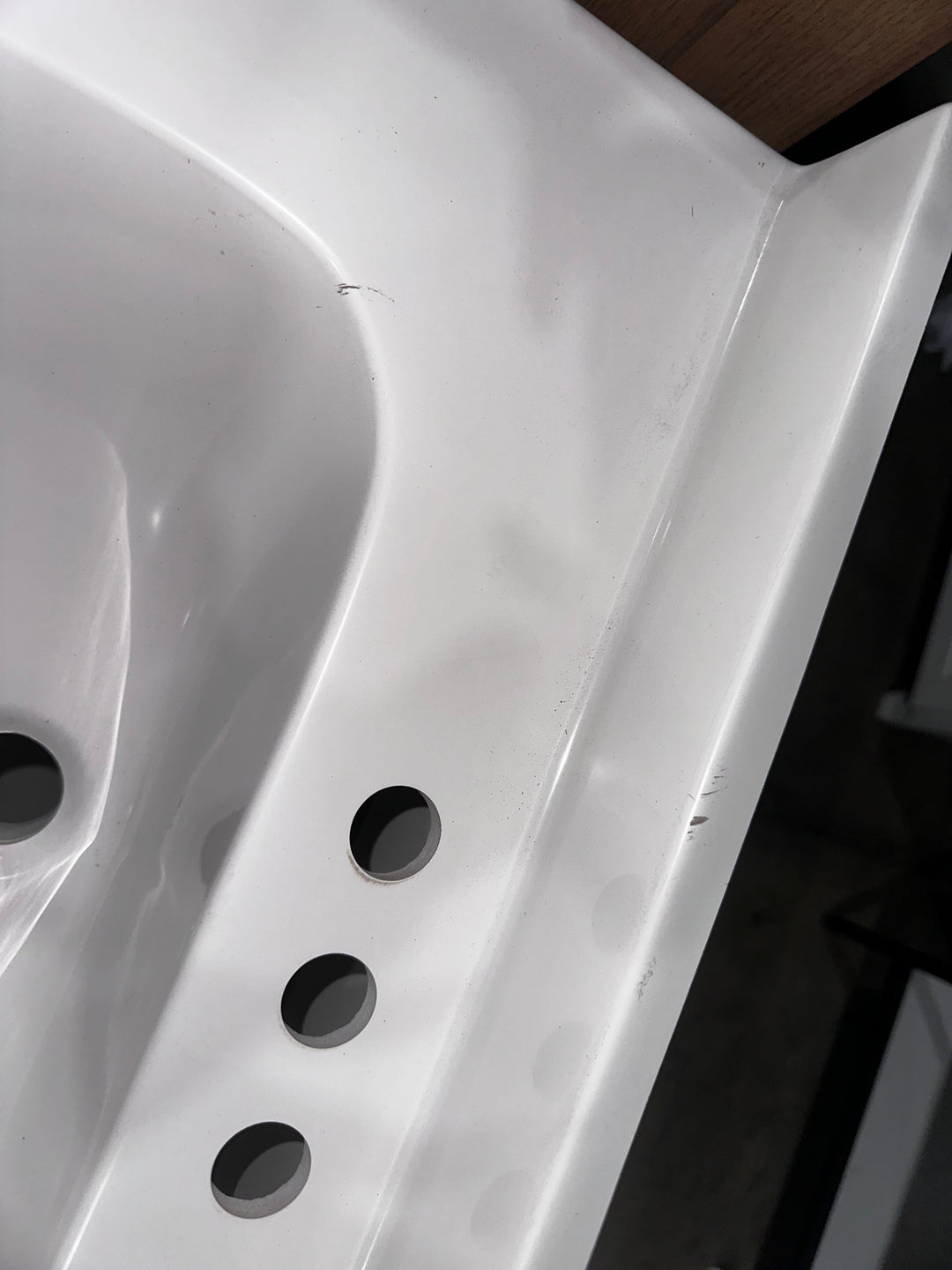 Proyecto Fuente Dover - Tocador de baño de 24 pulgadas con lavabo individual en gris claro y cubierta de mármol cultivado blanco