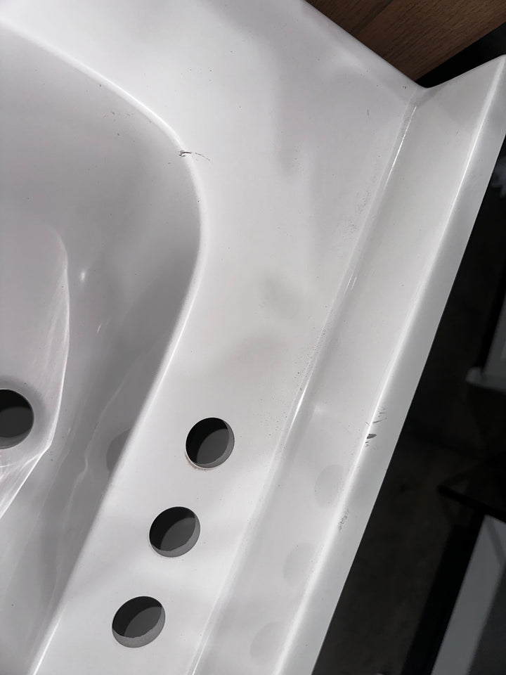 Proyecto Fuente Dover - Tocador de baño de 24 pulgadas con lavabo individual en gris claro y cubierta de mármol cultivado blanco