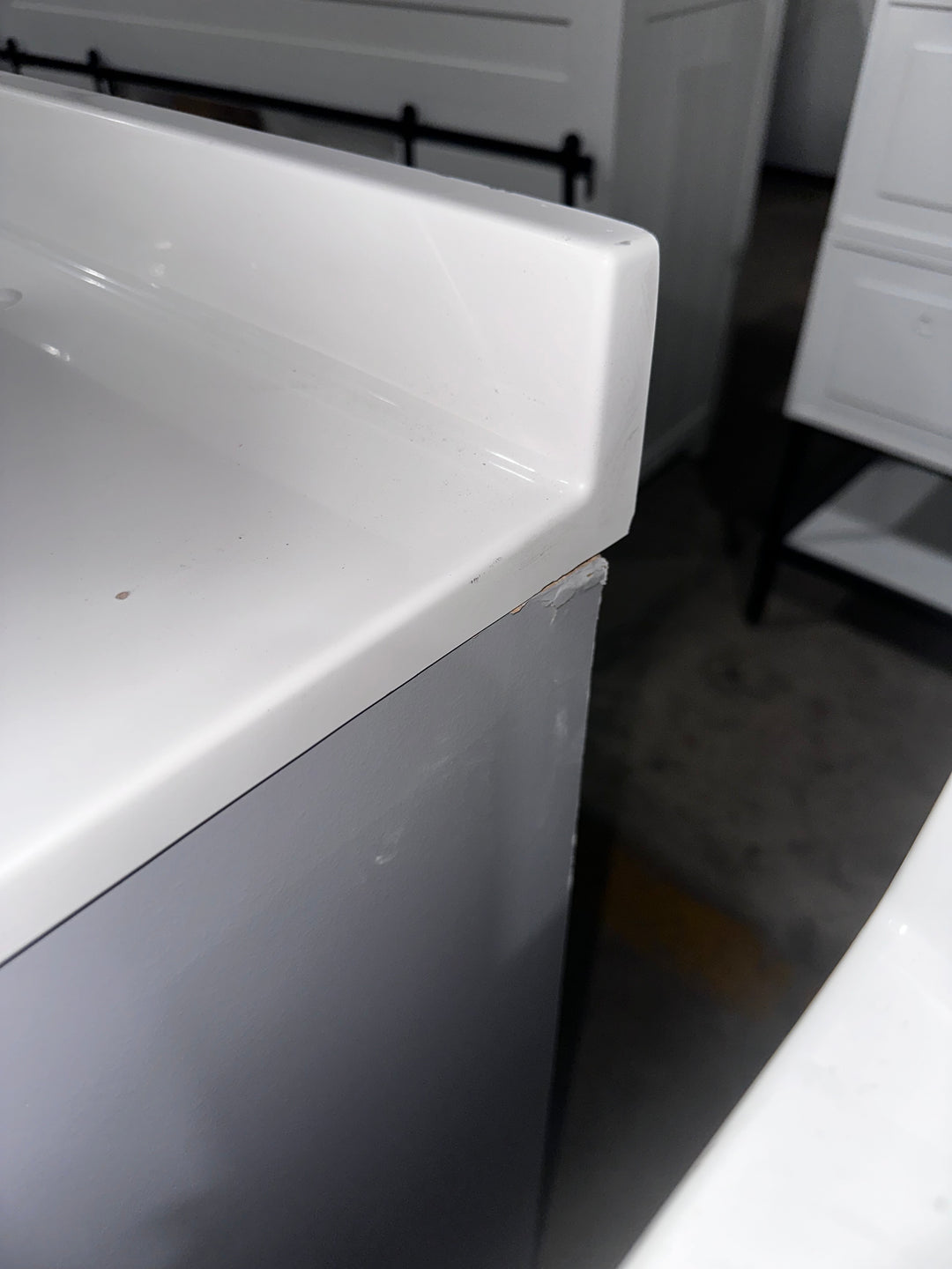 Proyecto Fuente Dover - Tocador de baño de 24 pulgadas con lavabo individual en gris claro y cubierta de mármol cultivado blanco