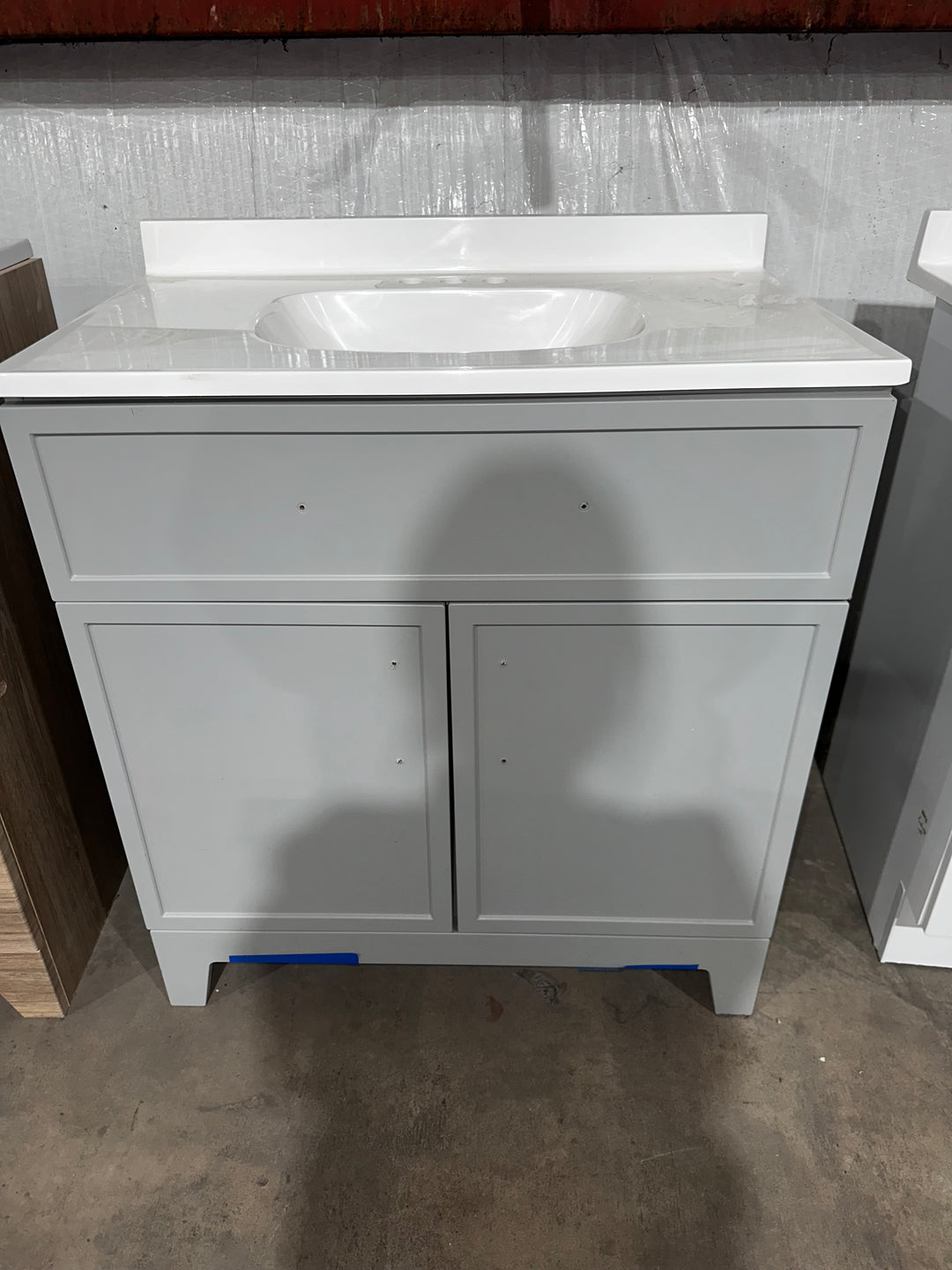 Tocador de baño Style Selections Davies de 30 pulgadas con lavabo individual gris y cubierta de mármol cultivado blanco (espejo incluido) (caja abierta) 