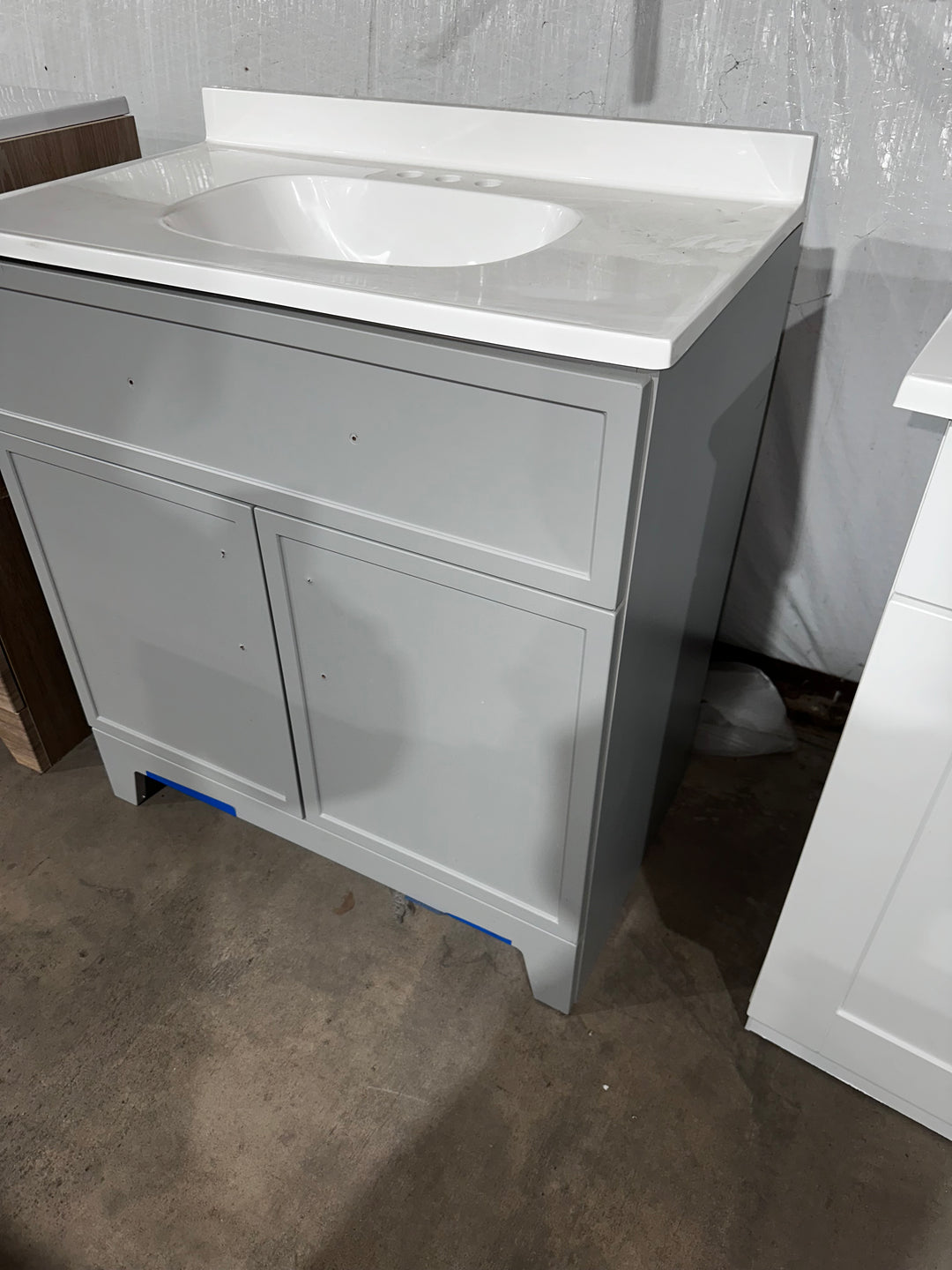 Tocador de baño Style Selections Davies de 30 pulgadas con lavabo individual gris y cubierta de mármol cultivado blanco (espejo incluido) (caja abierta) 