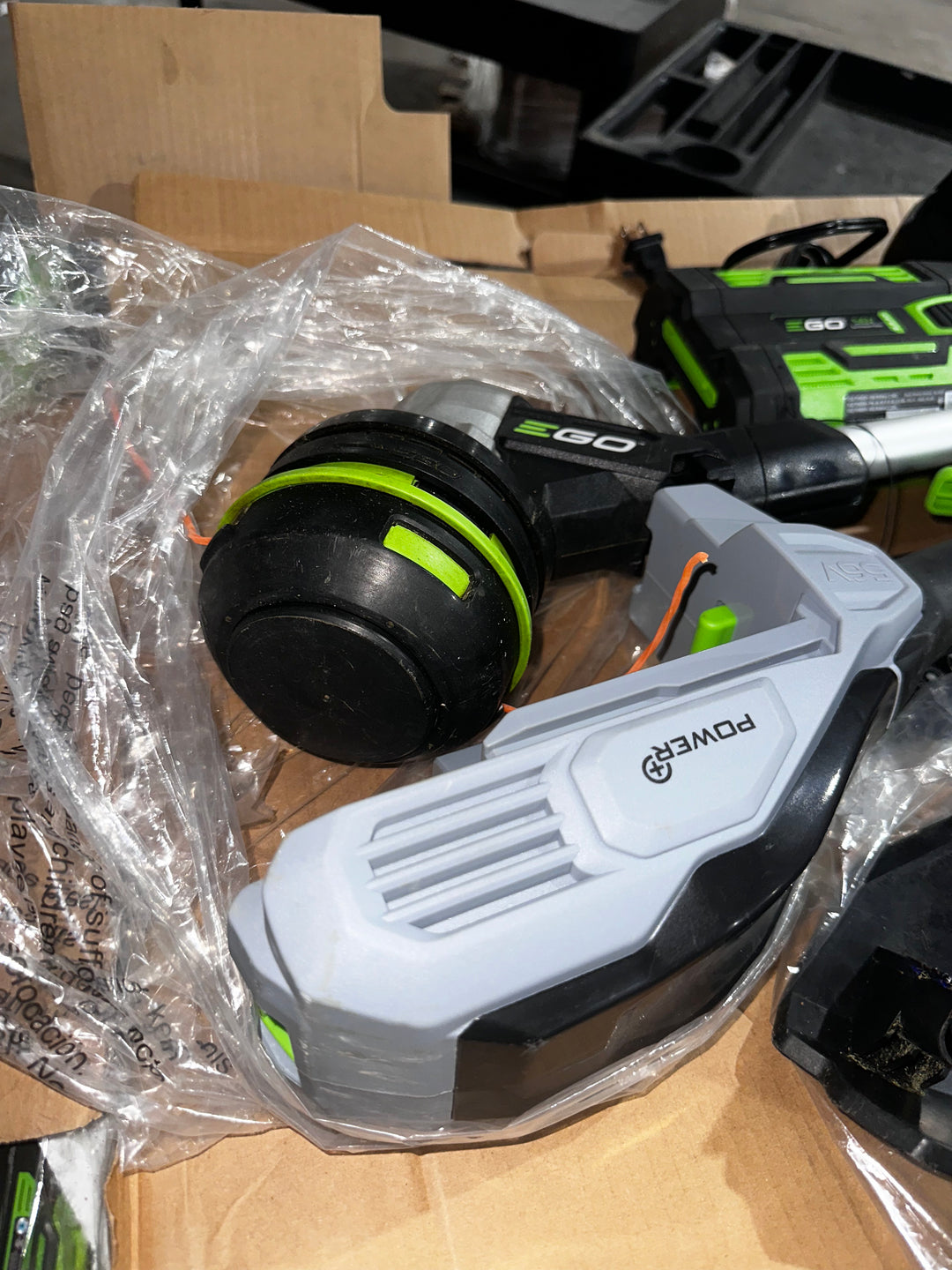 Desbrozadora de hilo a batería de eje dividido de 15 pulgadas y 56 voltios EGO POWERLOAD de 2,5 Ah (batería y cargador incluidos) 