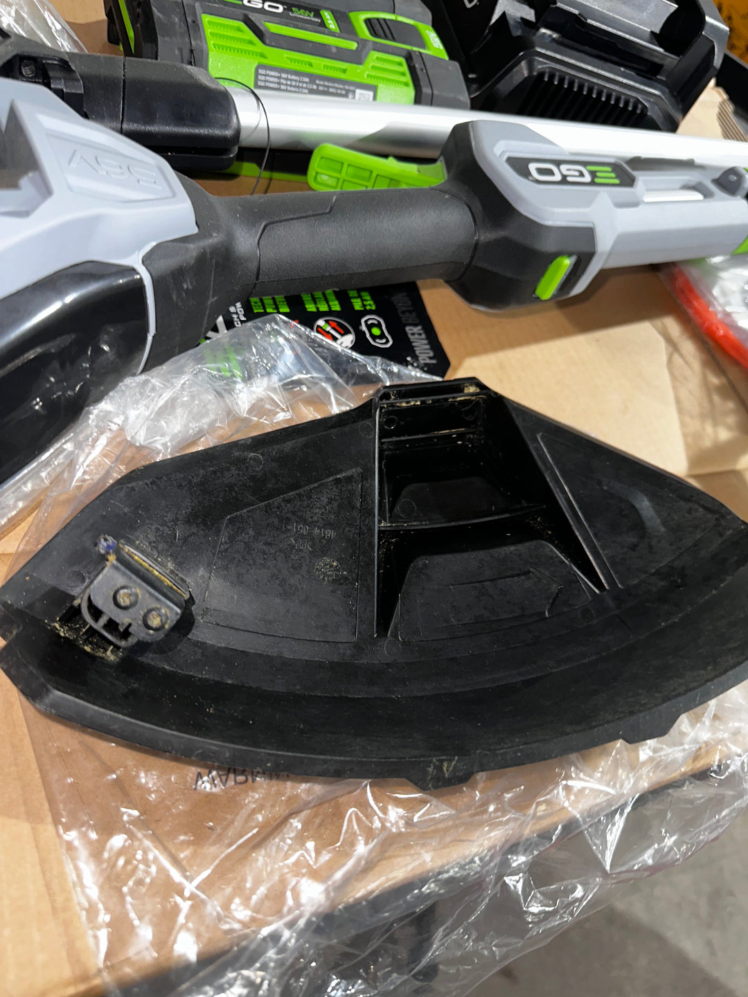 Desbrozadora de hilo a batería de eje dividido de 15 pulgadas y 56 voltios EGO POWERLOAD de 2,5 Ah (batería y cargador incluidos) 