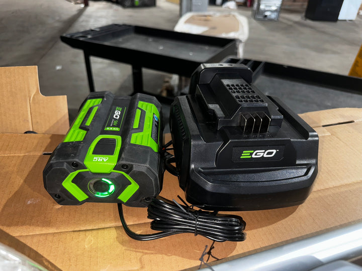 Desbrozadora de hilo a batería de eje dividido de 15 pulgadas y 56 voltios EGO POWERLOAD de 2,5 Ah (batería y cargador incluidos) 