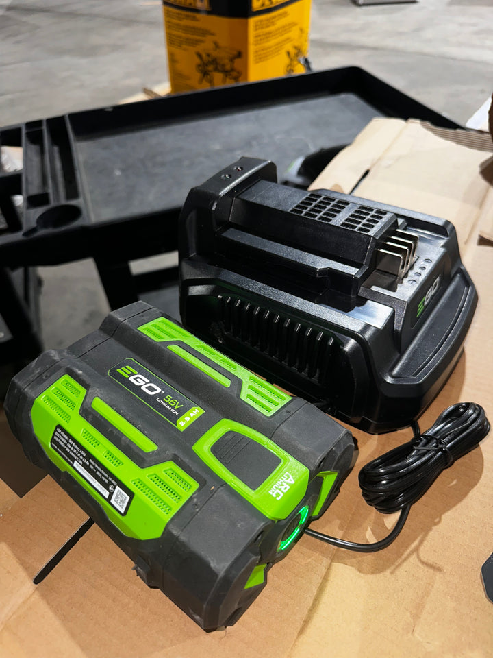 Desbrozadora de hilo a batería de eje dividido de 15 pulgadas y 56 voltios EGO POWERLOAD de 2,5 Ah (batería y cargador incluidos) 