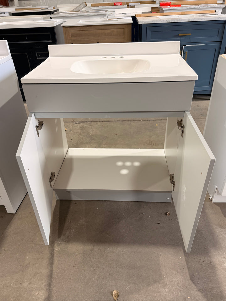 Proyecto Fuente Dover - Tocador de baño de un solo lavabo gris claro de 30 pulgadas con cubierta de mármol cultivado blanco 