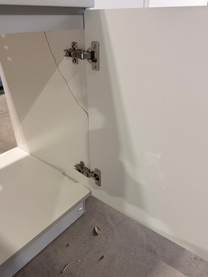 Proyecto Fuente Dover - Tocador de baño de un solo lavabo gris claro de 30 pulgadas con cubierta de mármol cultivado blanco 