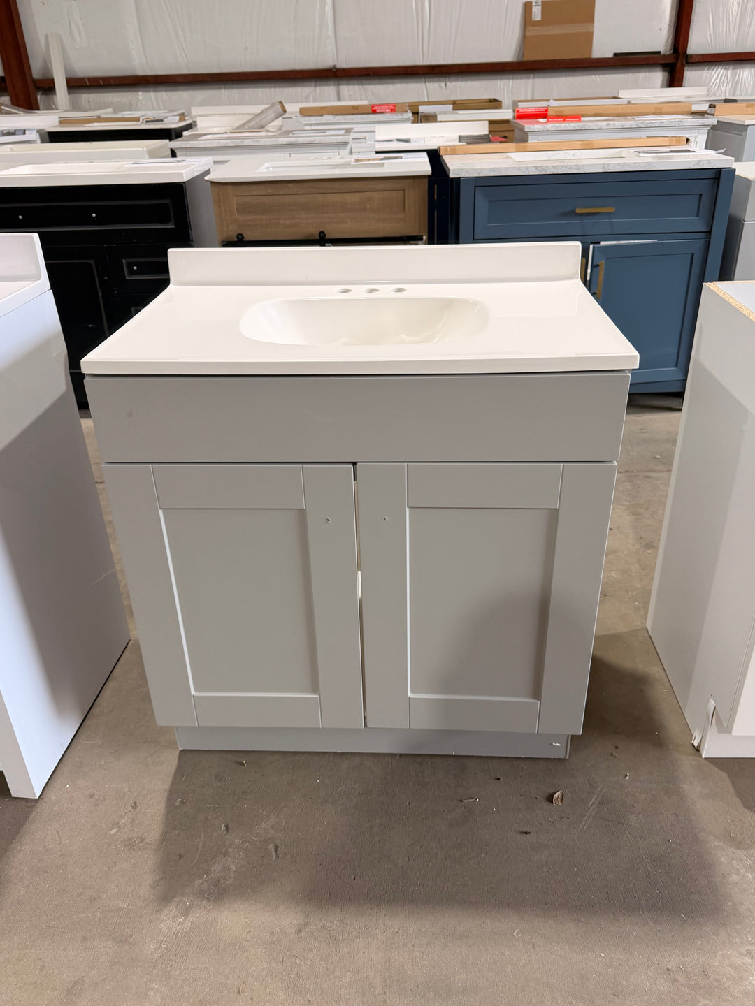 Proyecto Fuente Dover - Tocador de baño de un solo lavabo gris claro de 30 pulgadas con cubierta de mármol cultivado blanco 