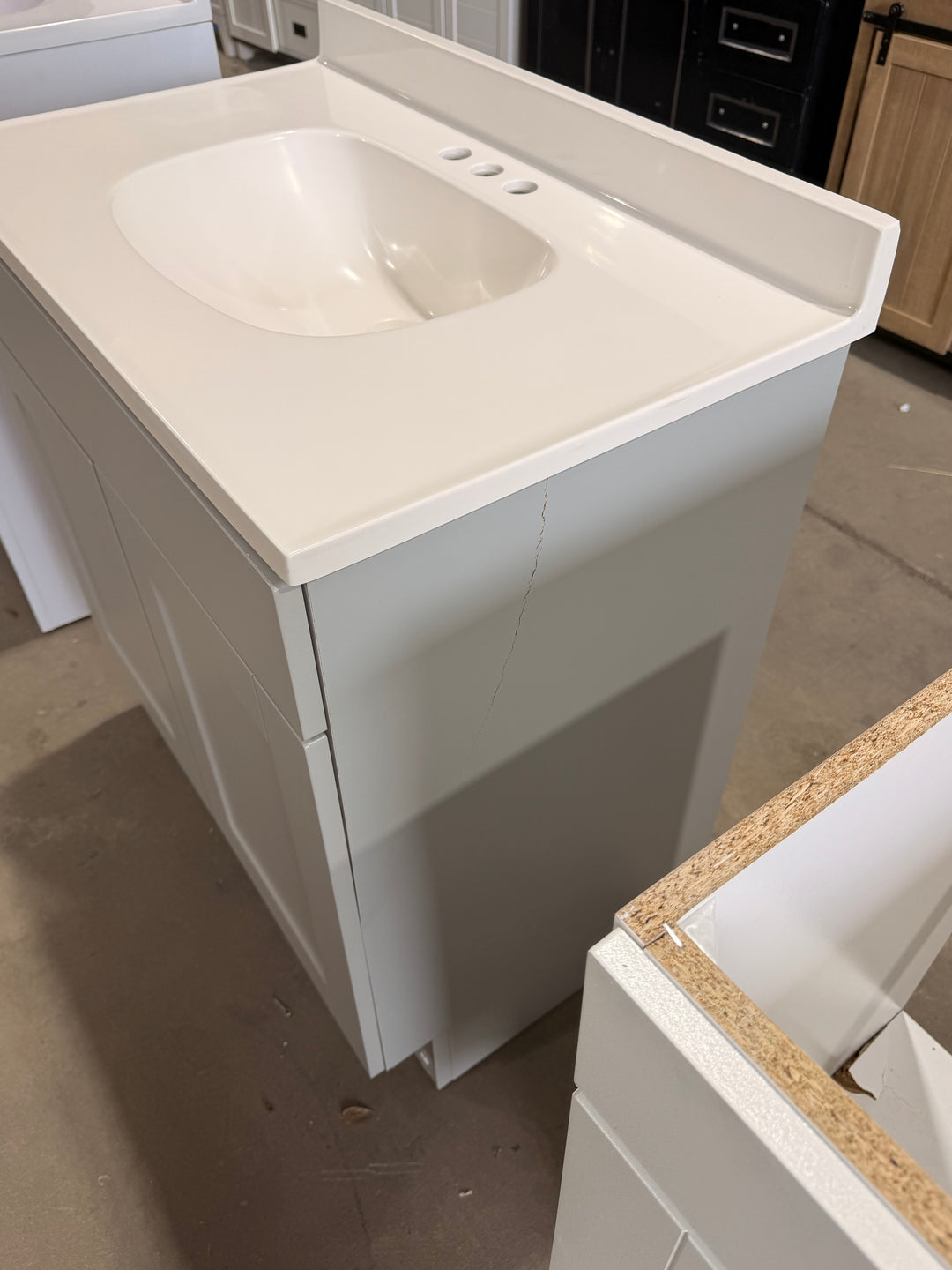 Proyecto Fuente Dover - Tocador de baño de un solo lavabo gris claro de 30 pulgadas con cubierta de mármol cultivado blanco 