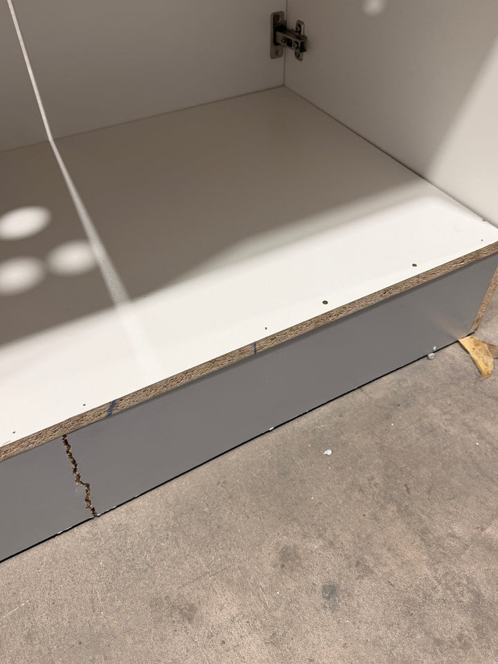 Proyecto Fuente Dover - Tocador de baño de un solo lavabo gris claro de 30 pulgadas con cubierta de mármol cultivado blanco 